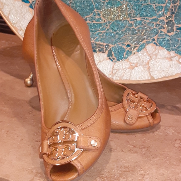 Tory Burch leather "Amanda" peep toe logo wedges - Picture 14 of 14